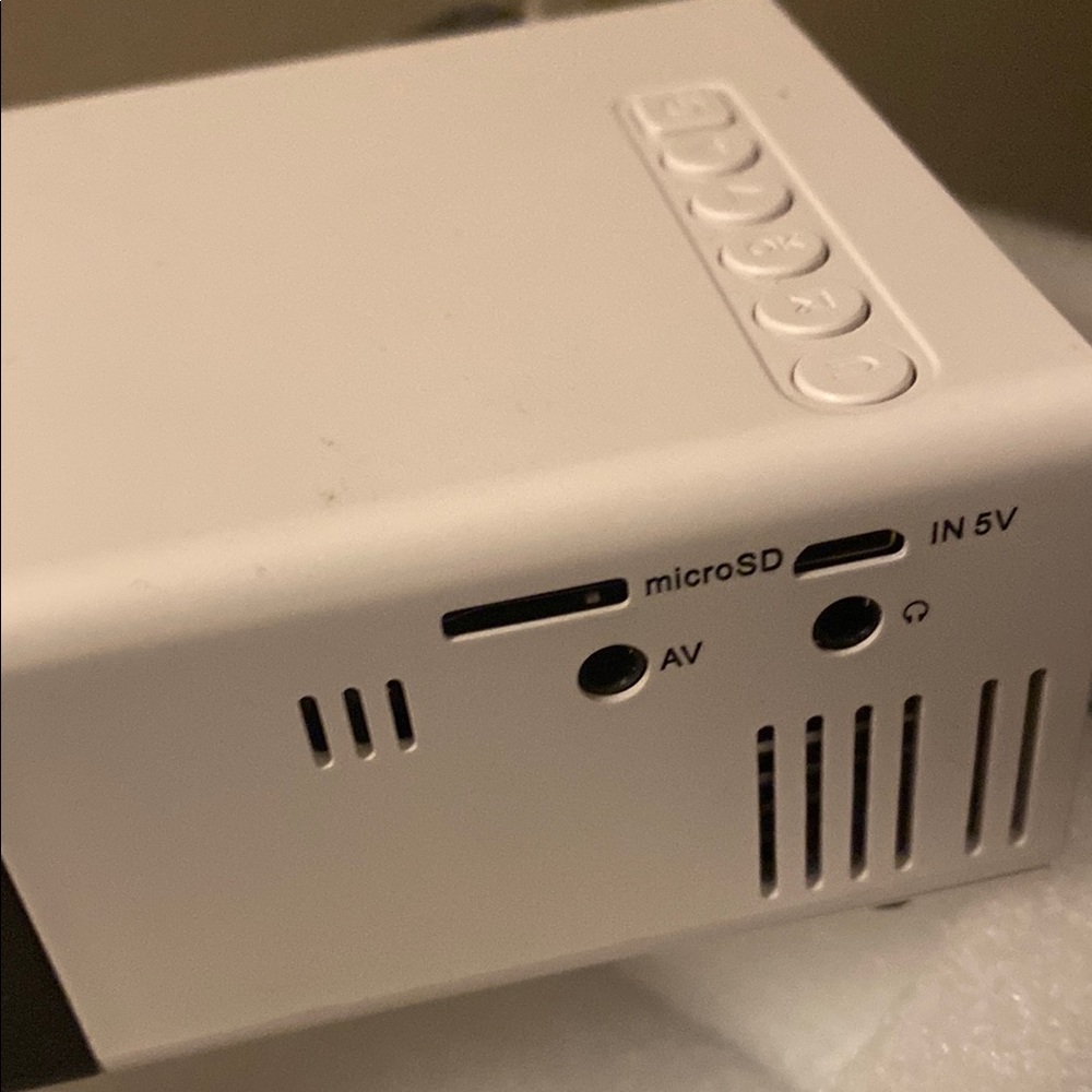 Mini Projector with Remote - Picture 5 of 8